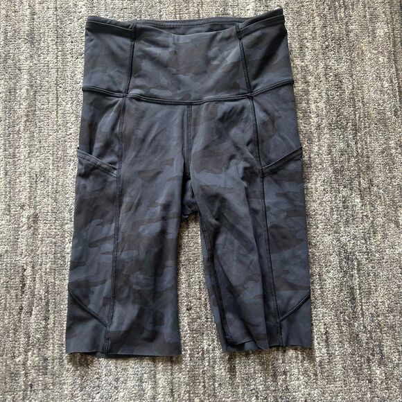 Lululemon Fast and Free Camo Bike Shorts, Pockets, Size 2 - Picture 2 of 6